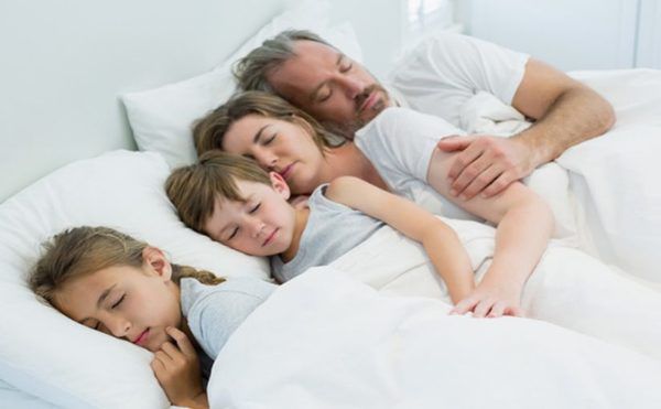 Психологи заявили: дитина повинна спати в своєму ліжечку. Психолог зазначила, що спільний сон шкодить відносинам батьків.