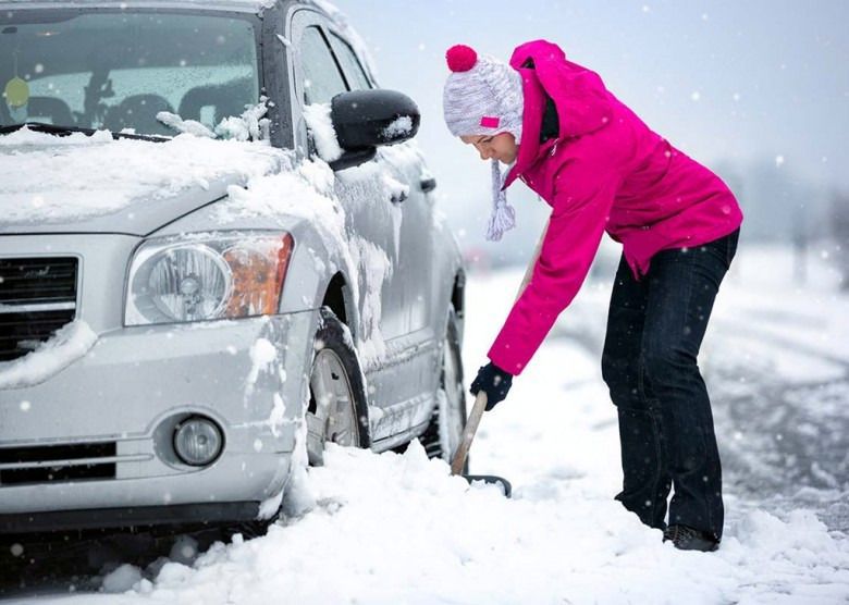 Найбільш дієві способи звільнити автомобіль із снігового полону. Синоптики обіцяють сильні снігопади в Україні, що збільшує шанси водіїв застрягти в заметі.