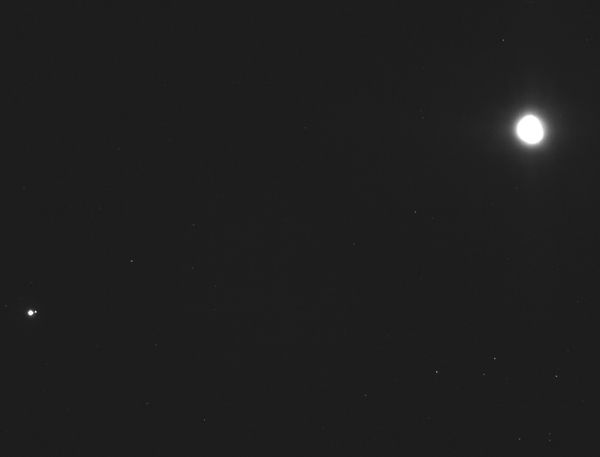 OSIRIS-REx опублікував знімок Землі, Місяця і астероїда Бенну. Автоматична міжпланетна станція OSIRIS-REx була запущена в космос 8 вересня 2016 року.