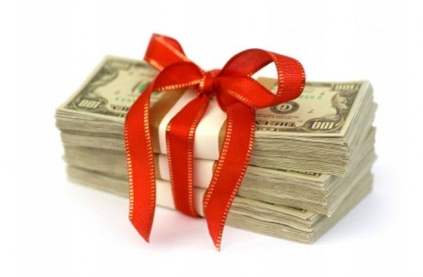 Гроші у подарунок: чи можна їх дарувати? Як правильно дарувати?. Важливий момент - подаровані гроші не можна витрачати на дрібниці.