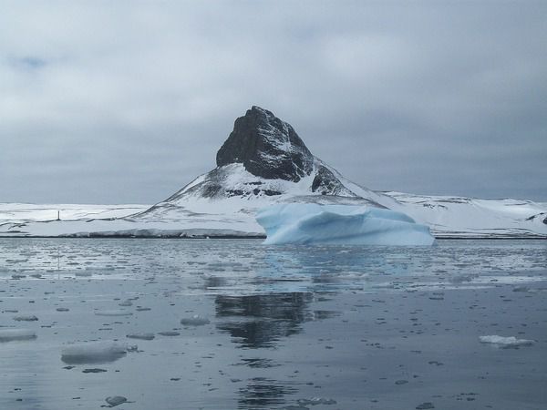 1 січня 2019 року на Антарктиді був зафіксований рекордно низький рівень морського льоду. 1 січня морський лід покривав лише 5,4 млн кв. км води в Південному океані, який оточує континент. Це на 1,88 млн менше довготривалого середнього значення цієї дати.
