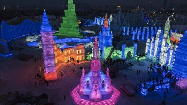 Справжня казка: у Китаї стартував найбільший фестиваль снігових та крижаних скульптур. Крижані скульптури різних розмірів - від милих мініатюр до високих палаців - дуже гарні і освітлені різноколірними вогнями.
