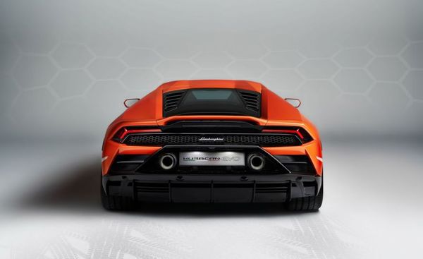 Lamborghini презентувала новенький Huracan Evo. На ринку Lambirghini Huracán Evo з'явиться влітку 2019 року.