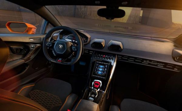 Lamborghini презентувала новенький Huracan Evo. На ринку Lambirghini Huracán Evo з'явиться влітку 2019 року.