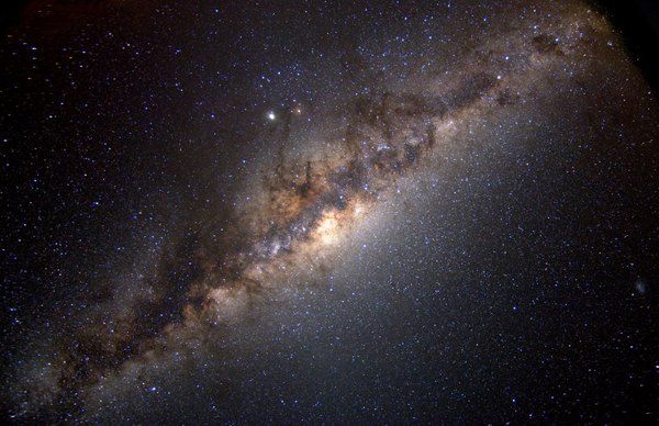 Астрономи відкрили нові розсіяні скупчення у Чумацькому Шляху. Розсіяні зоряні скупчення являють собою групи зірок, слабо пов'язаних гравітаційними силами один з одним.