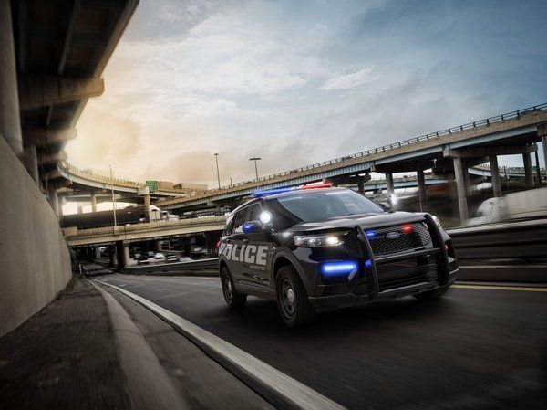 Ford презентував новий поліцейський позашляховик. Кросовер оснастили додатковим захистом кузова і проблисковими маячками.