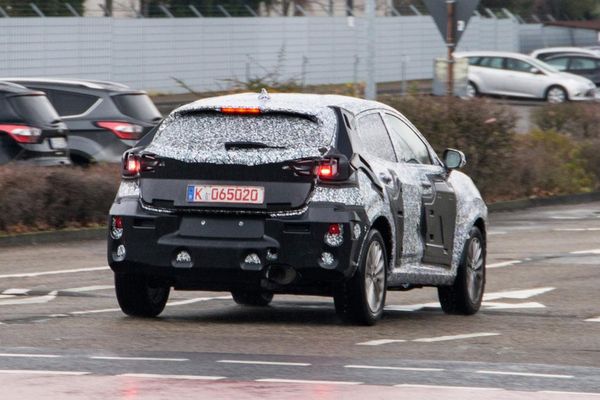 Ford приступила до випробувань новенького кросовера. Новий кросовер буде доступний в трьох комплектаціях: Zetec, Titanium та ST-Line.