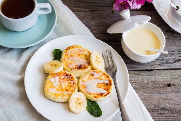 Сирники з бананом: 4 рецепти для смачного сніданку. Сьогодні дізнаємося історію появи страви і рецепт приготування сирників з бананом.