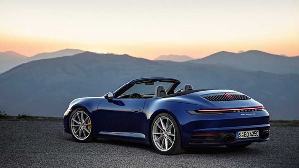 Новинка Porsche 911 отримала версію з відкритим дахом. До списку доступного обладнання входить асистент паркування, система нічного бачення з тепловізором, планувальник подорожей.