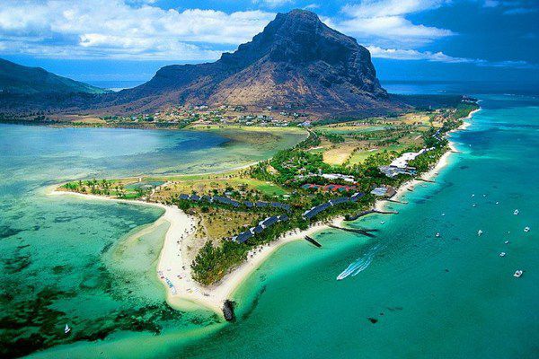 Маврикій - крихітний острів з білим піском і блакитною водою. Маленький і скромний острів посеред Індійського океану.