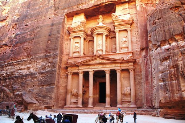 Йорданія - держава Близького Сходу, оточена пустелями і оазисами. Частина Святої Землі і скарбниця унікальних пам'яток історії.