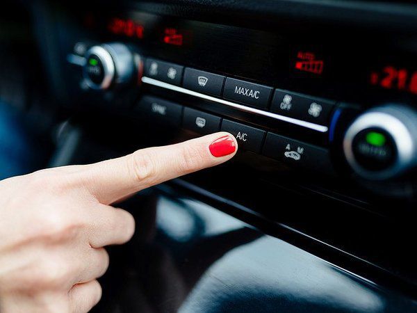 Чому потрібно взимку вмикати кондиціонер в авто. Ефект осушувача - справжній порятунок взимку, коли скло часто запотіває.