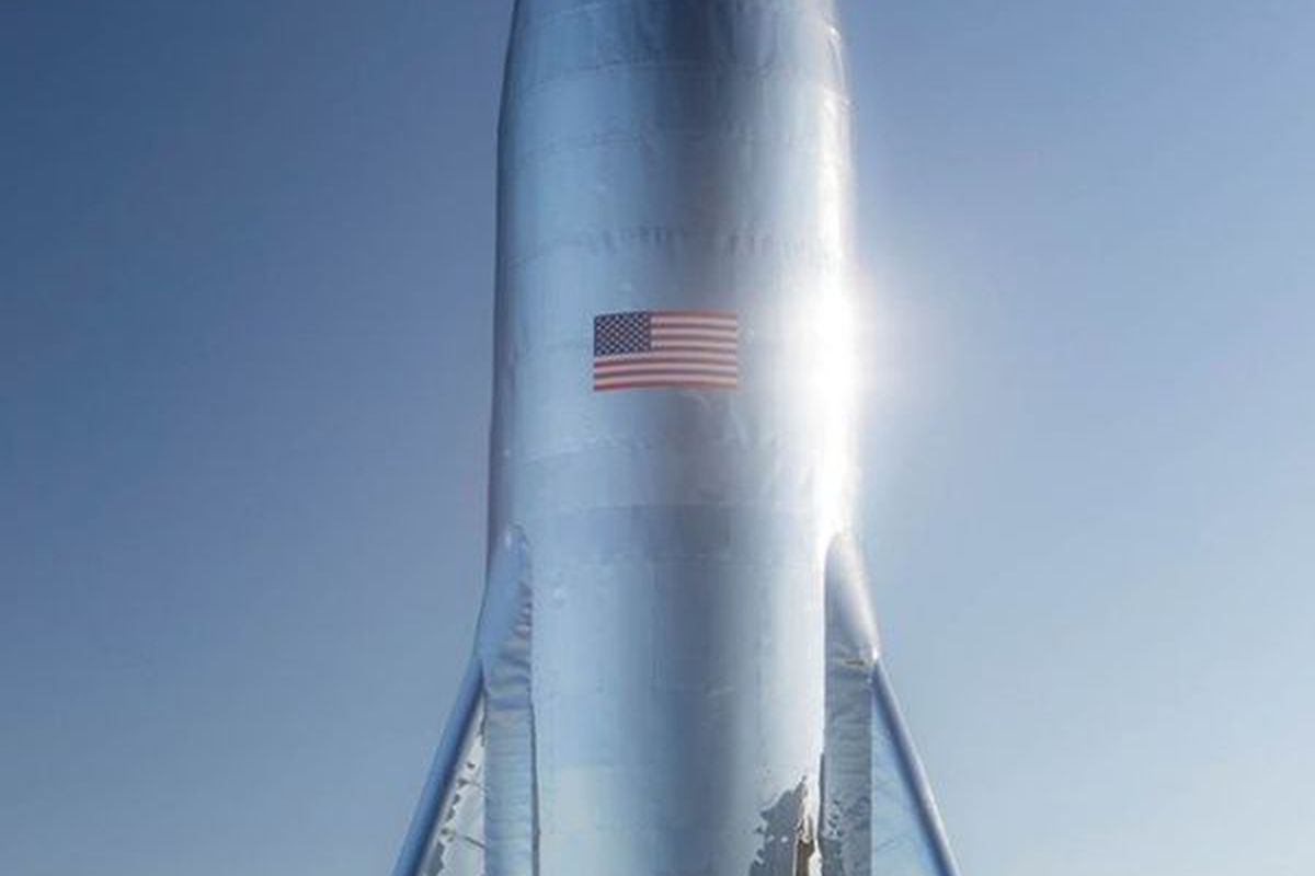 SpaceX показала свою нову ракету. Представлений тестовий прототип мають намір використовувати для суборбітальних польотів.