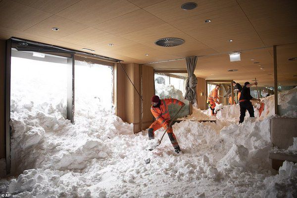 Сніг паралізував частину Європи - наслідки. Сильні снігопади принесли хаос до Німеччини та Швеції в п'ятницю, внаслідок негоди дороги заблоковані, поїзди зупинилися і школи закрилися.