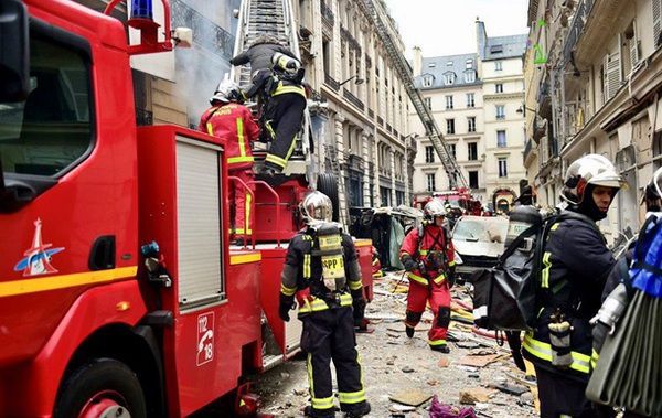 Вибух у Парижі: постраждали понад 37 осіб, 2 загиблих. За попередніми даними, вибух стався через витік газу.