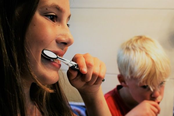 Коли не можна пропустити чищення зубів: вранці чи ввечері?. Більшість стоматологів рекомендують чистити зуби двічі на день - відразу після того, як ми прокинулися і перед тим, як лягти спати.