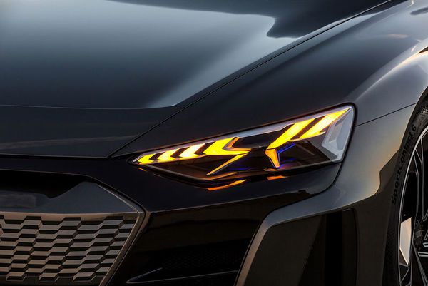 Audi готує випуск конкурента для Tesla. Паркетник стане зменшеною версією першого електричного кросовера марки.