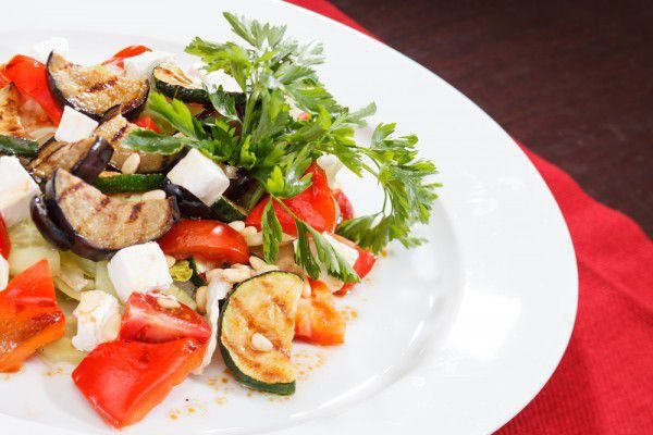 Середземноморська кухня: смачні і прості рецепти салатів. Страви однієї з найкорисніших кухонь світу.