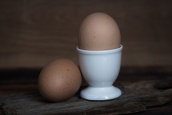 Просте куряче яйце очолило топ Інстаграм-блогерів. Аккаунт був створений спеціально, щоб побити рекорд фото дитини Кайлі Дженнер і Тревіса Скотта.