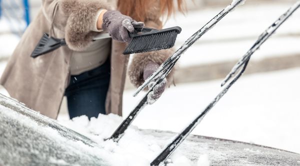 Найпоширеніша помилка: чому небезпечно чистити машину від снігу щіткою. Щоб повністю позбавлятися від снігу на кузові, куди правильніше буде частіше заїжджати на автомийку.