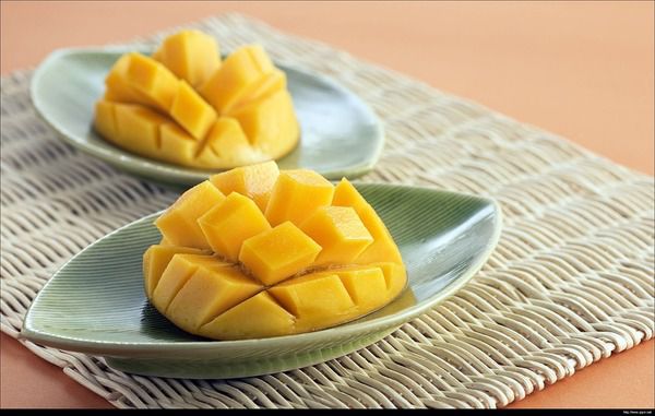 Кому і чому не можна їсти манго. Часто манго стає об'єктом переїдання, що викликає побічні ефекти.