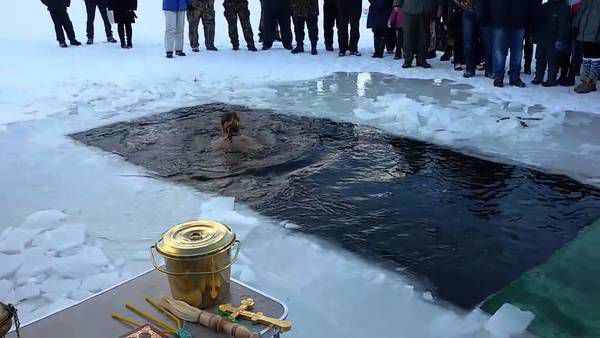 Кому в жодному разі не можна купатися в ополонці. Про користь загартовування нам розповідали ще в дитинстві: є думка, що таким чином ми зміцнюємо свою імунну систему. Однозначно сказати складно, але є певні групи людей, кому такі купання протипоказані однозначно.