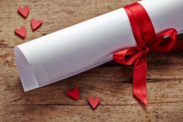 Що подарувати на День Святого Валентина: топ 10 ідей. Свято закоханих – особливий час, коли, здається, повітря просочене нотками любові. Нехай воно принесе вам позитивні емоції поряд з рідними людьми.