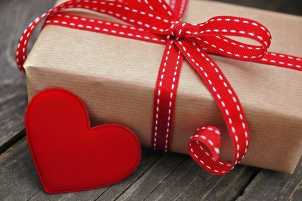 Що подарувати на День Святого Валентина: топ 10 ідей. Свято закоханих – особливий час, коли, здається, повітря просочене нотками любові. Нехай воно принесе вам позитивні емоції поряд з рідними людьми.