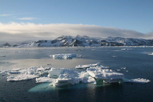 Глобальне потепління: танення льоду на континенті з 1979 року збільшилося в 6 разів. Це призвело до того, що загальний рівень світового океану піднявся практично на сантиметр — і ця ситуація буде тільки погіршуватися.