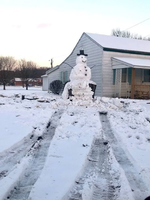 Вандал на машині спробував зламати триметрового сніговика. Він не знав, що сніговик виявиться міцнішим. Сніговик майже не постраждав.