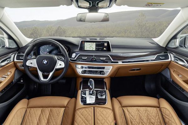 Компанія BMW презентувала новинку - BMW 7 серії. Новий BMW 7 серії буде представлений у двох версіях кузова.