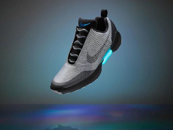 Nike представила взуття майбутнього - кросівки Nike Adapt BB з автоматичною шнурівкою. Модель, що отримала назву Adapt BB, надійде у продаж у лютому. Ціна пари в США може скласти $350.