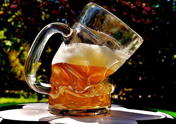 Як у В'єтнамі пиво врятувало людину від смерті. У В'єтнамі лікарі врятували пацієнта від алкогольного отруєння, вливши в нього 4,5 літра пива.