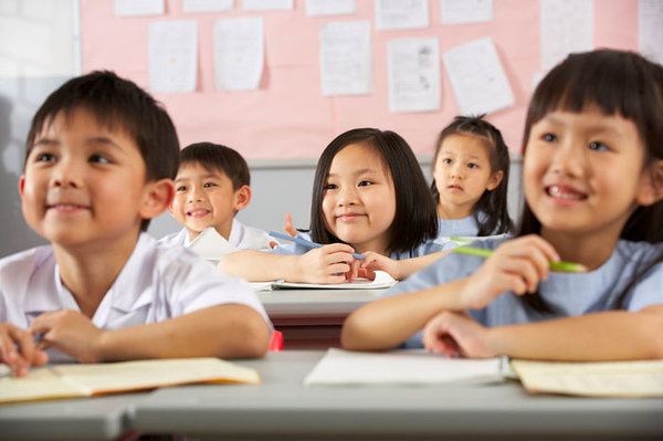 Під контролем: як у Китаї придумали стежити за дітьми під час навчання. Вся справа в незвичайній шкільній формі. В чому ж секрет?