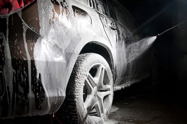 Чому обов'язково потрібно мити автомобіль взимку. Справа не в естетичних міркуваннях, а в практичних.
