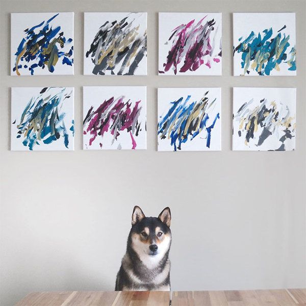 Той момент, коли собака малює абстрактні картини. Пухнастий любитель мистецтва.