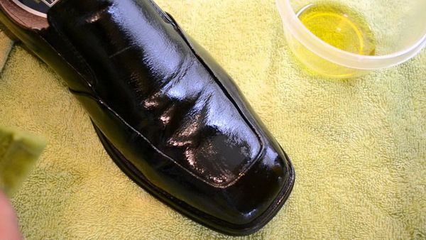 Як доглядати за шкіряним взуттям взимку: корисні поради. Догляд за шкіряним взуттям взимку стає в рази складнішим і без допомоги не обійтися.