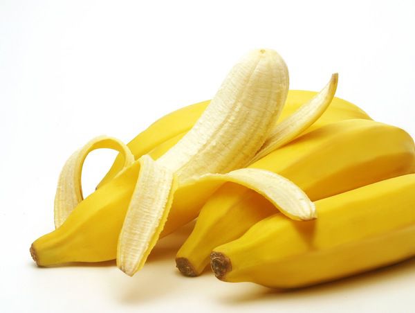 Як правильно зберігати банани, щоб вони не чорніли і зберегли корисні властивості. Ми розповімо що робити, якщо фрукти починають псуватися і покриватися характерними темними плямами.