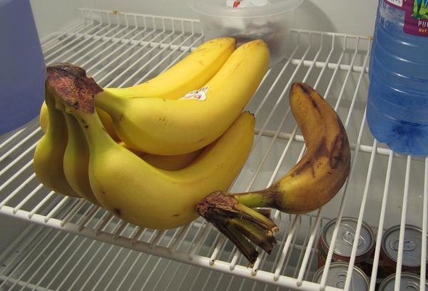 Як правильно зберігати банани, щоб вони не чорніли і зберегли корисні властивості. Ми розповімо що робити, якщо фрукти починають псуватися і покриватися характерними темними плямами.
