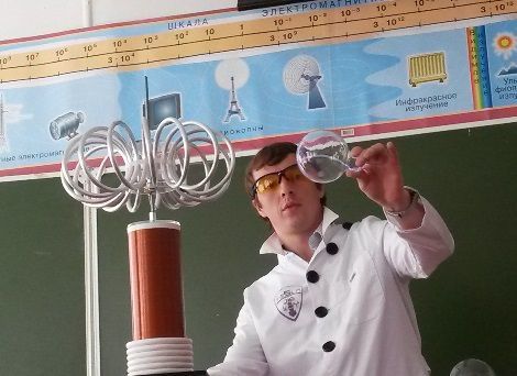 Анекдот дня: вчитель хімії проводить експеримент з учнями, Вовочка як завжди відзначився. Ось так висновок!
