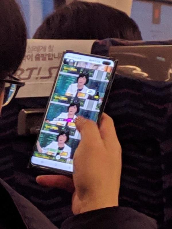Samsung Galaxy S10+ ще не представлений, але його фото вже є в інтернеті. Завдяки витоку фотографії смартфон можна розглянути вже зараз.