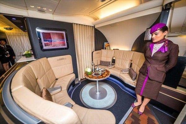 Як виглядає переліт на найбільшому і комфортабельному літаку з апартаментами. Подорож на борту найрозкішнішого літака у світі.