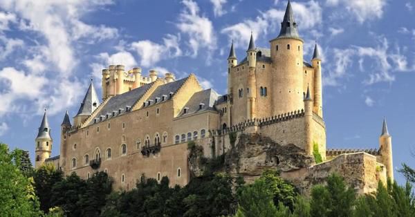 Найбільш величні замки Європи. Замки - найкрасивіші й найвражаючі пам'ятки старовинних міст.