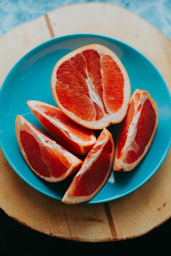 Які фрукти можна їсти взимку, а від яких краще утриматись. Напевно люди, які хоч трохи цікавляться правильним харчуванням чули, що харчування має бути збалансованим за вмістом білків, жирів, вуглеводів і вітамінів.