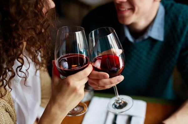Пояснення вчених: чому від червоного вина болить голова. Ми спробували розібратися, що викликає головні болі після вживання червоного вина і як цього уникнути.