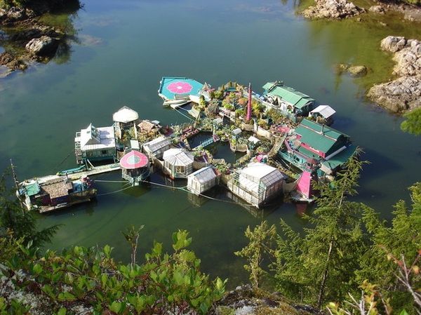 Канадська сім'я побудувала собі власний острів. Острів складається з 12 плаваючих платформ.