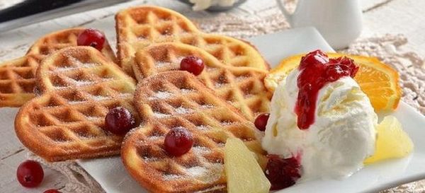 Рецепт смачних і хрустких вафель на сніданок. Маючи в розпорядженні вафельницю, створити смачний десерт не складе труднощів.