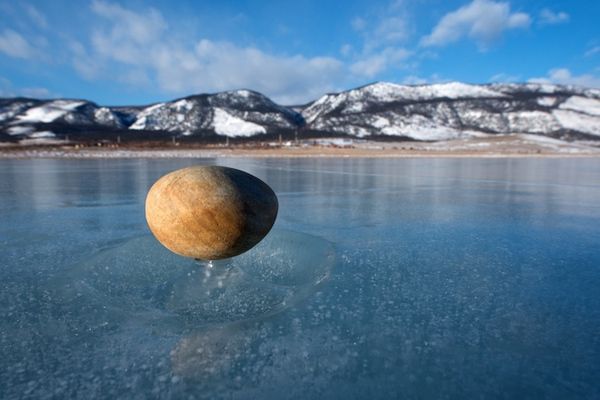 Загадки природи: чому взимку на озері Байкал з'являються кам'яні гриби?. Взимку на льоду озера з'являються кам'яно-крижані грибочки!