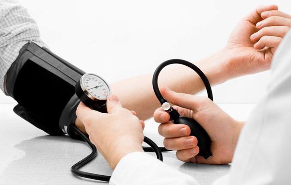 Артеріальний тиск: вік, з якого потрібно стежити за його показниками. Фахівці відзначають, що в наші дні люди вже у віці 22 років можуть страждати від високого кров'яного тиску.