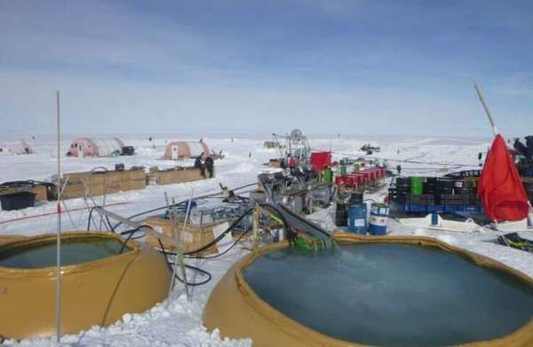 В льодах Західної Антарктиди британські вчені просвердлили найглибший отвір. Дослідження допоможе зрозуміти, як в цій області буде танути лід у разі сильної зміни клімату.